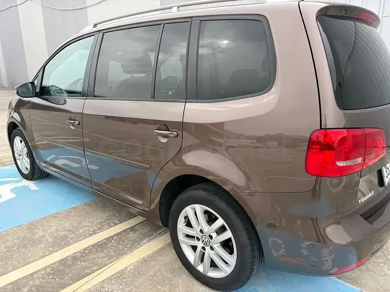 Usado VW Touran Edition 105 CV (77 kW) 2013 Marrón Monovolumen
