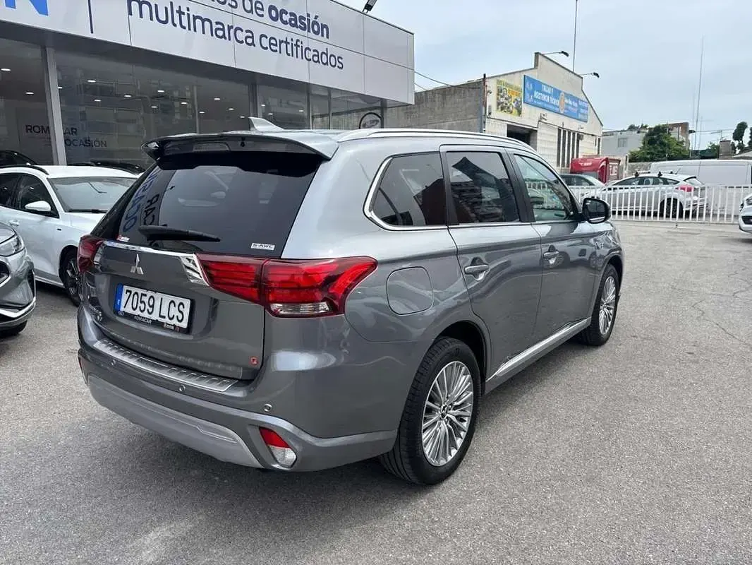 Usado Mitsubishi Outlander P-HEV 224 CV (164 kW) 2019 Gris SUV