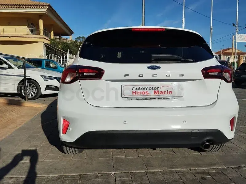 Usado Ford Focus Trend 120 CV (88 kW) 2022 Blanco Berlina