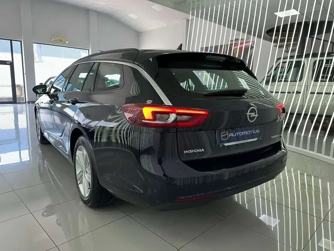 Usado Opel Insignia Selective 136 CV (100 kW) 2019 Azul Familiar