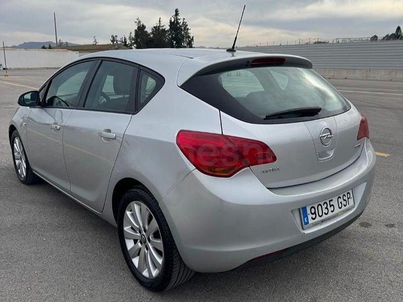 Usado Opel Astra Cosmo 110 CV (80 kW) 2010 Gris / plata Berlina