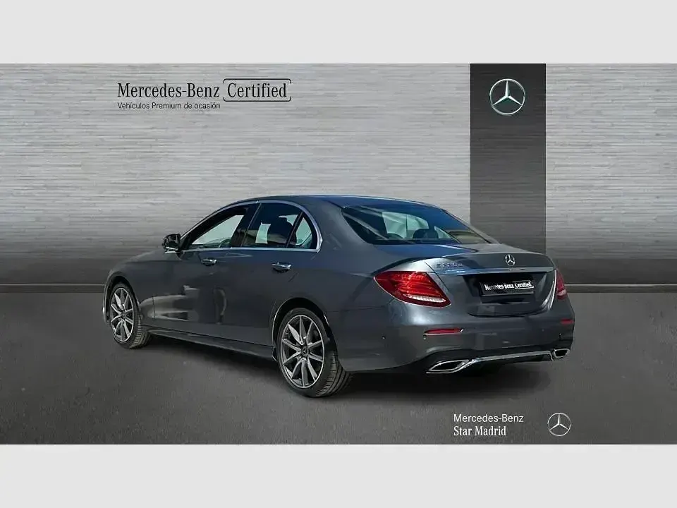 Usado Mercedes E220 AMG line 194 CV (142 kW) 2020 Gris Berlina