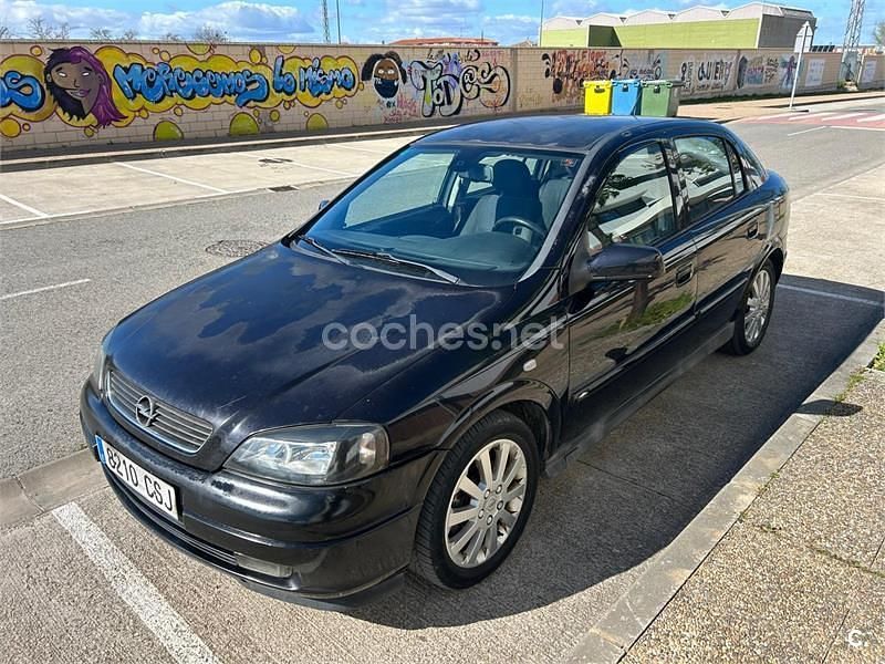Usado Opel Astra Edition 100 CV (73 kW) 2004 Negro Berlina