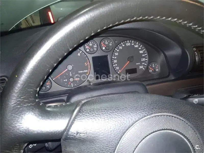 Usado Audi A4 150 CV (110 kW) 1998 Gris / plata Berlina