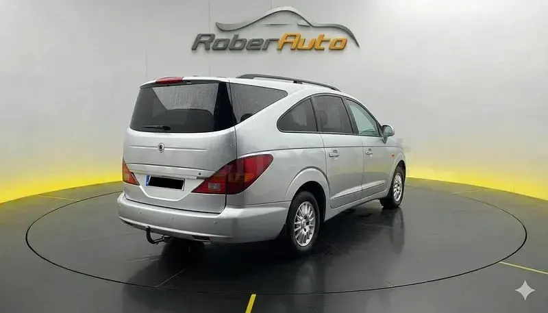 Usado SsangYong Rodius Limited 165 CV (121 kW) 2013 Gris / plata Monovolumen
