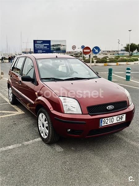 Usado Ford Fusion Trend 68 CV (50 kW) 2003 Violeta / lila Utilitario