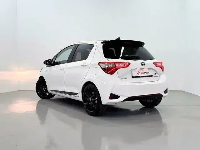 Gebraucht Toyota Yaris Hybrid Sport 100 PS (73 kW) 2019 Weiß Limousine