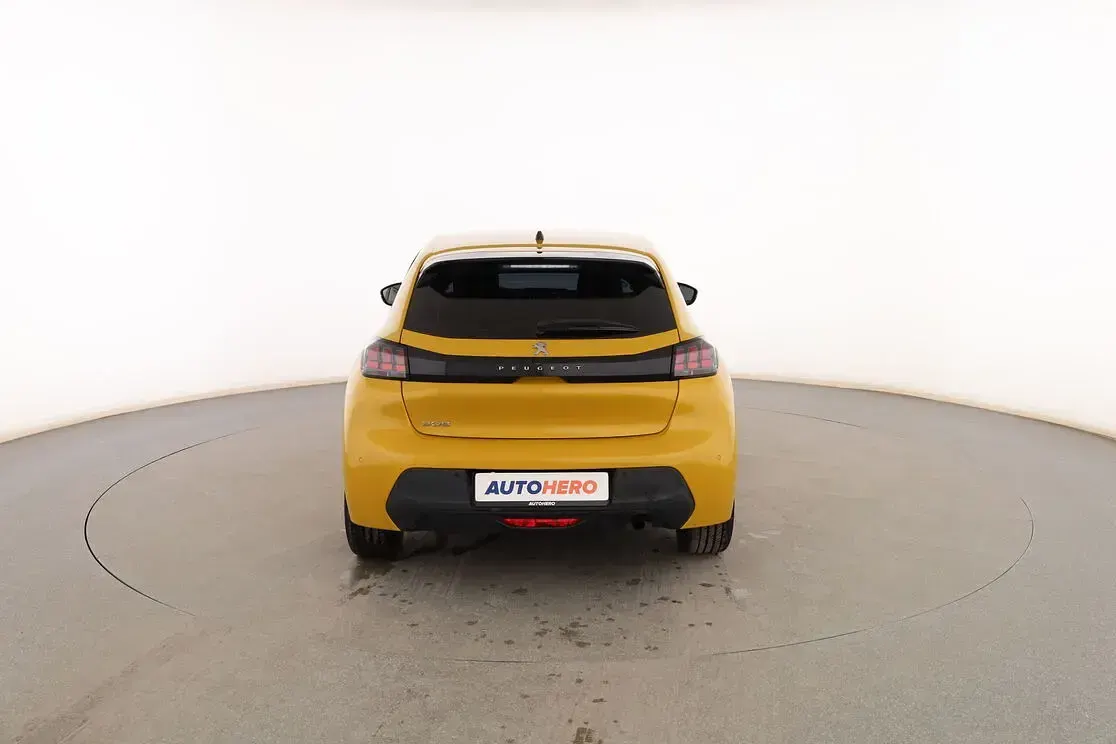 Usado Peugeot 208 Active 101 CV (74 kW) 2021 Amarillo Utilitario