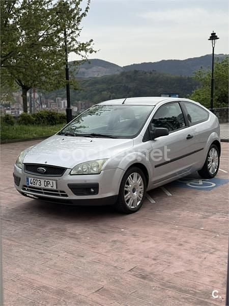Usado Ford Focus Trend 90 CV (66 kW) 2005 Gris / plata Berlina