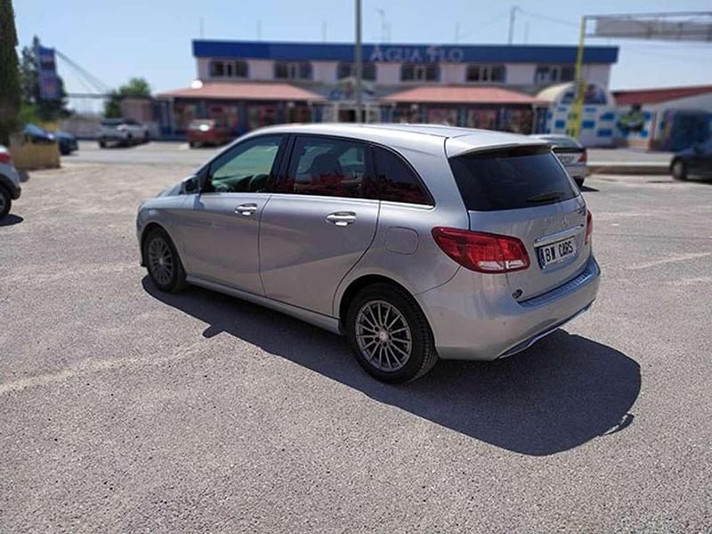 Usado Mercedes B180 109 CV (80 kW) 2017 Plateado Utilitario