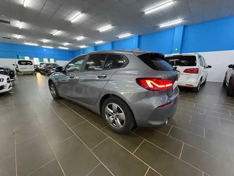 Usado BMW 118 M Sport 150 CV (110 kW) 2022 Gris / plata Utilitario