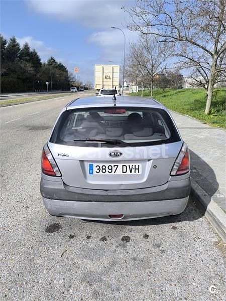 Usado Kia Rio EX 97 CV (71 kW) 2006 Gris / plata Berlina
