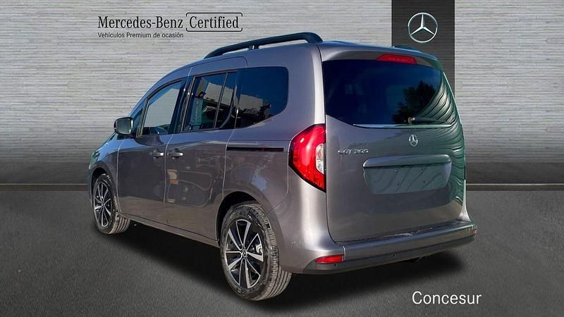 Usado Mercedes EQT200 89 kW (122 CV) 2024 Gris Monovolumen