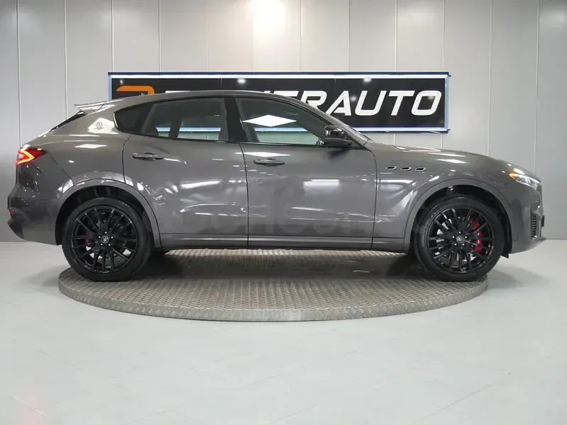 Usado Maserati Levante 350 CV (257 kW) 2019 Gris / plata SUV