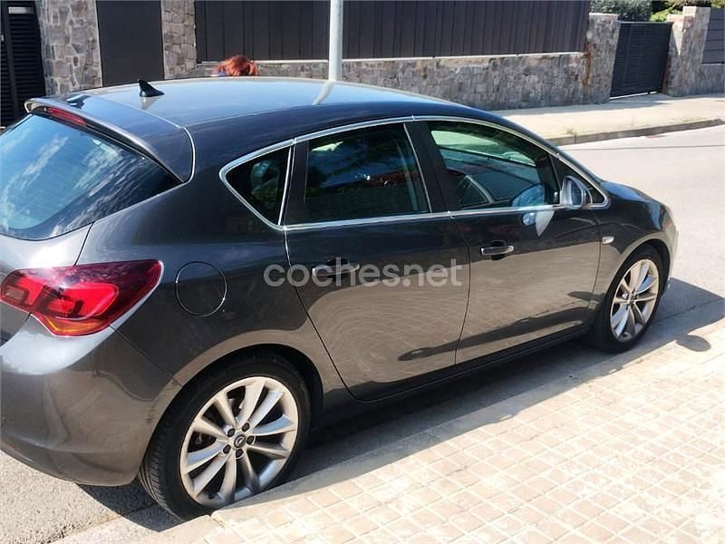 Usado Opel Astra Expression 115 CV (84 kW) 2013 Gris / plata Berlina