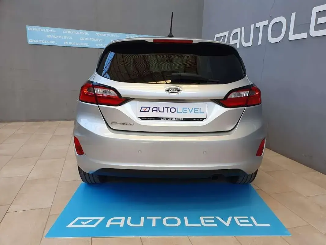 Usado Ford Fiesta Trend 75 CV (55 kW) 2022 Gris Utilitario