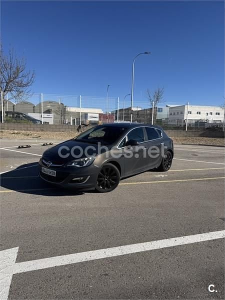 Usado Opel Astra Excellence 165 CV (121 kW) 2013 Gris / plata Berlina
