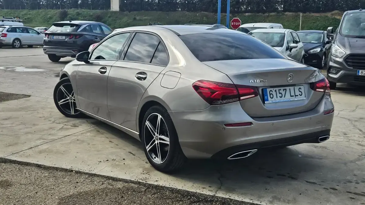 Usado Mercedes A180 116 CV (85 kW) 2020 Gris Berlina