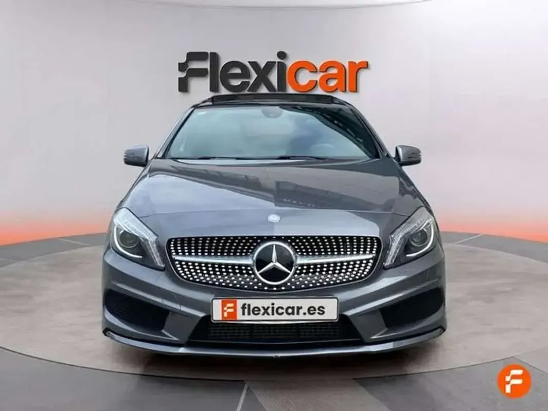 Usado Mercedes A180 AMG line 109 CV (80 kW) 2015 Gris Utilitario