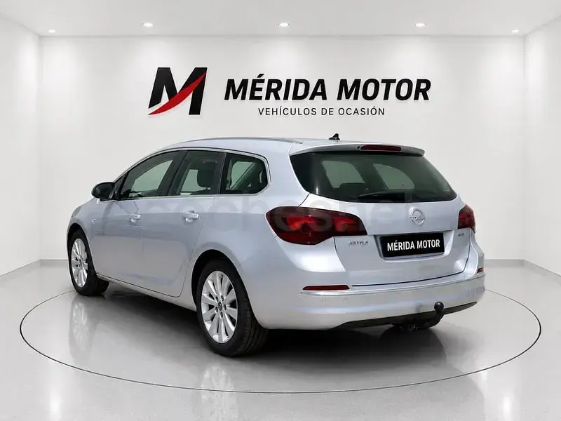 Usado Opel Astra Excellence 110 CV (80 kW) 2016 Gris / plata Familiar