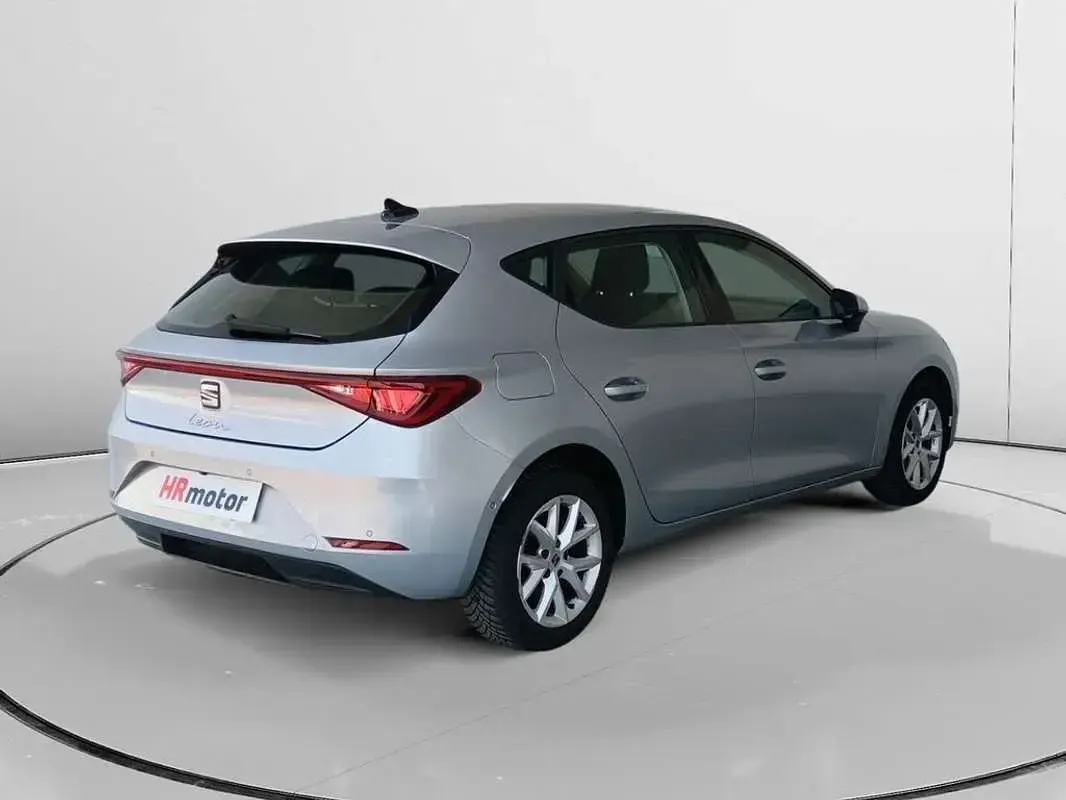 Usado Seat Leon Style 110 CV (80 kW) 2021 Gris Utilitario