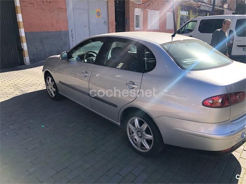 Usado Seat Cordoba Sport 130 CV (95 kW) 2004 Gris / plata Berlina
