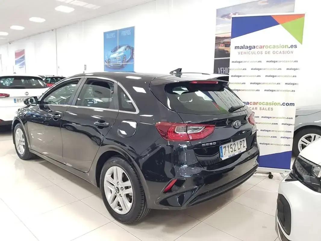 Usado Kia Ceed 120 CV (88 kW) 2021 Negro Utilitario