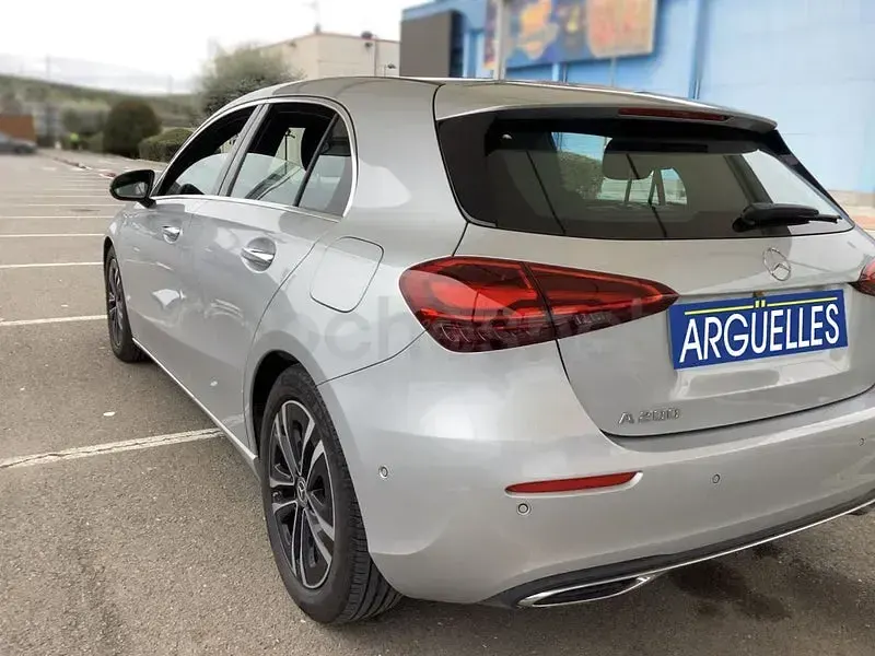 Usado Mercedes A200 163 CV (119 kW) 2023 Gris / plata Berlina