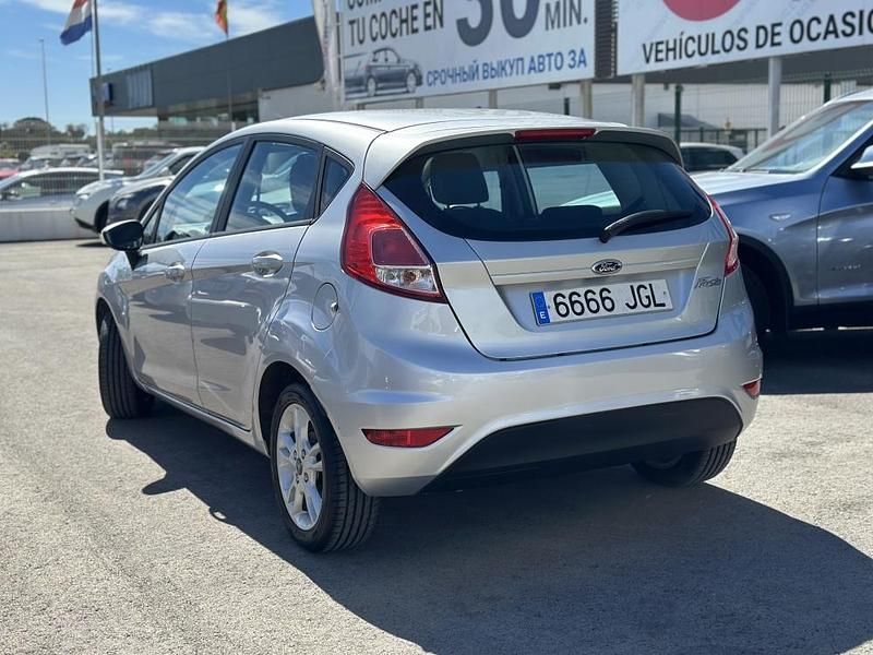 Usado Ford Fiesta Trend 82 CV (60 kW) 2015 Plata metalico Utilitario