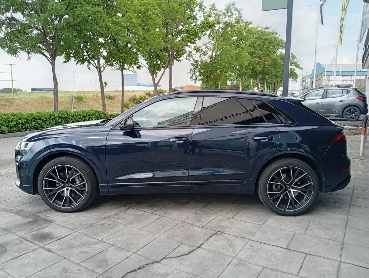Usado Audi Q8 286 CV (210 kW) 2019 Gris negro SUV