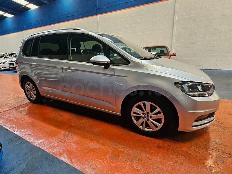 Usado VW Touran Business 122 CV (89 kW) 2021 Gris / plata Monovolumen