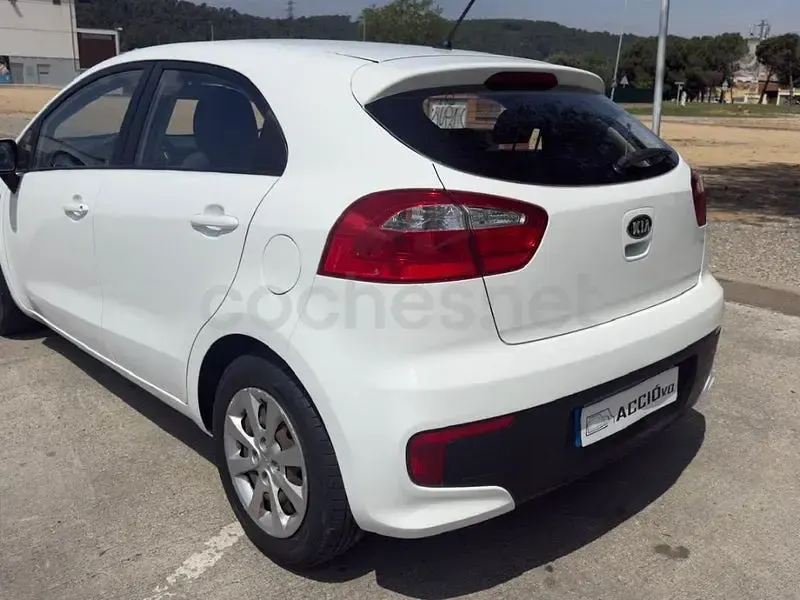 Usado Kia Rio 84 CV (61 kW) 2015 Blanco Berlina