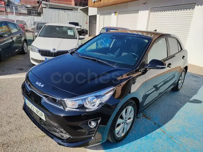 Usado Kia Rio 100 CV (73 kW) 2023 Negro Berlina