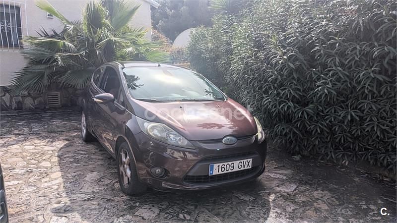 Usado Ford Fiesta Trend 82 CV (60 kW) 2010 Violeta / lila Utilitario