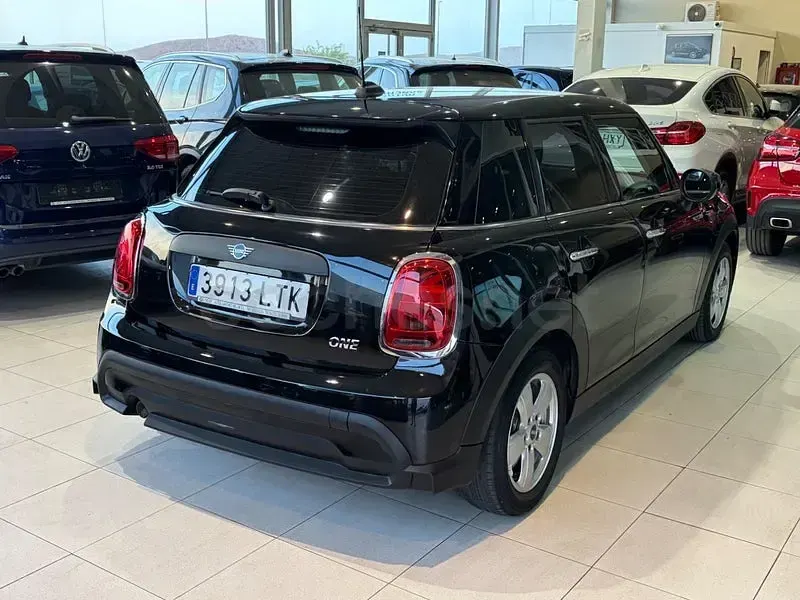 Usado Mini ONE 102 CV (75 kW) 2021 Negro Utilitario