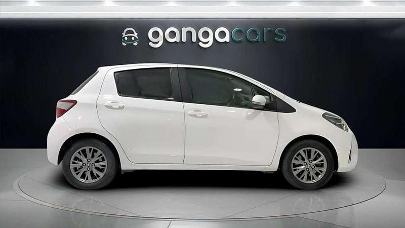 Usado Toyota Yaris Hybrid Active 99 CV (72 kW) 2019 Blanco Utilitario