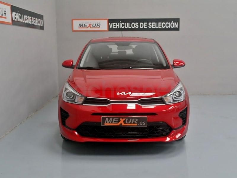 Usado Kia Rio 84 CV (61 kW) 2023 Granate Berlina