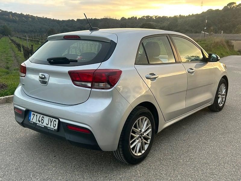 Usado Kia Rio 84 CV (61 kW) 2017 Gris / plata Berlina