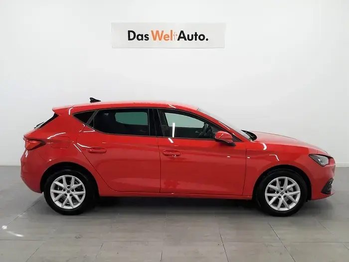 Usado Seat Leon Style 130 CV (95 kW) 2022 Rojo