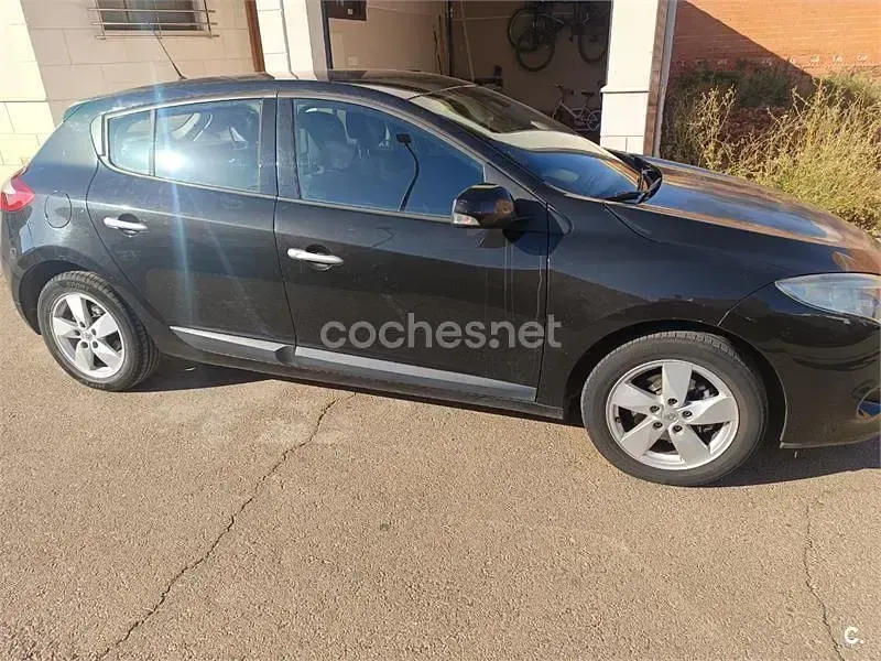 Usado Renault Mégane III Dynamique 105 CV (77 kW) 2010 Negro Berlina