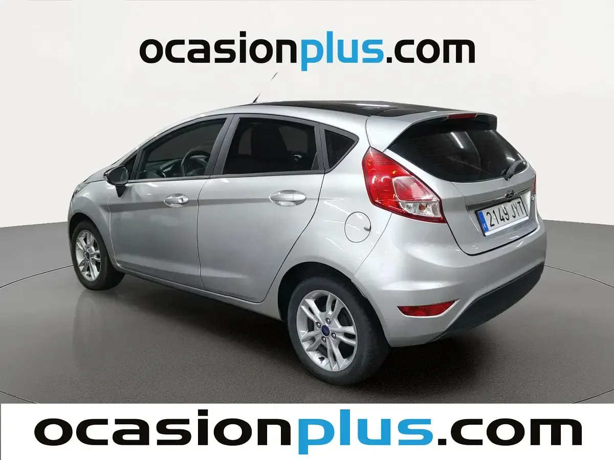 Usado Ford Fiesta Trend 82 CV (60 kW) 2017 Gris Utilitario