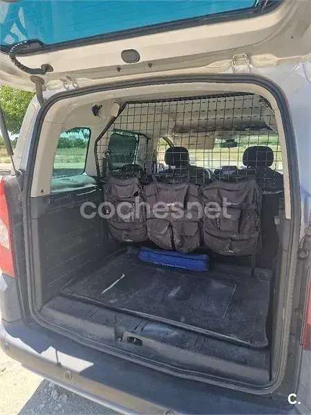 Usado Peugeot Partner Tepee Outdoor 100 CV (73 kW) 2016 Gris / plata Monovolumen