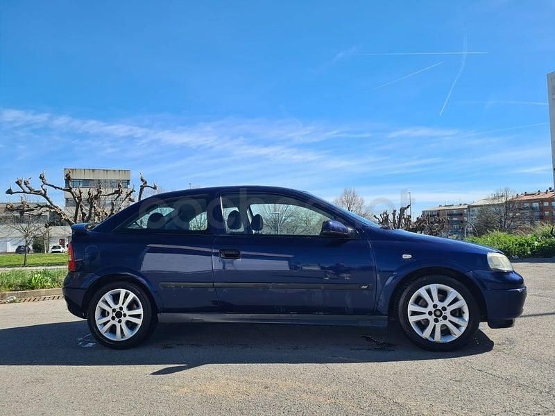Usado Opel Astra Sport 100 CV (73 kW) 2002 Azul Berlina