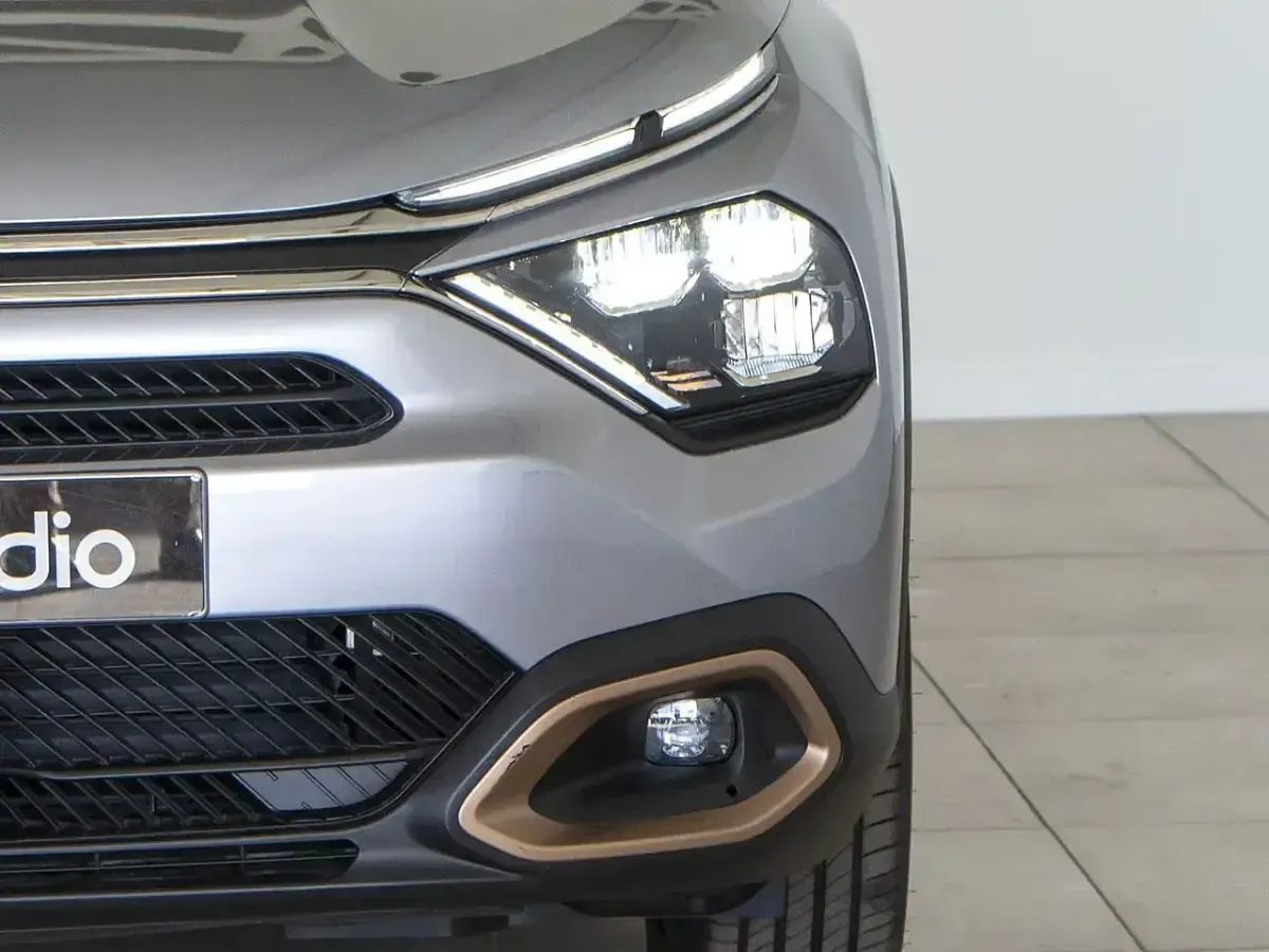 Usado Citroën e-C4 Shine 114 kW (156 CV) 2023 Gris Utilitario