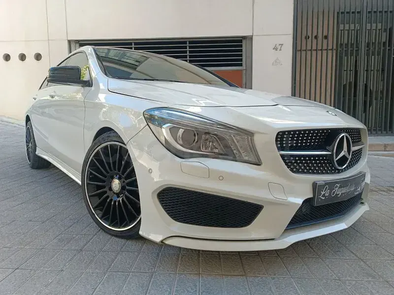Usado Mercedes CLA220 Shooting Brake AMG line 177 CV (130 kW) 2015 Blanco Familiar