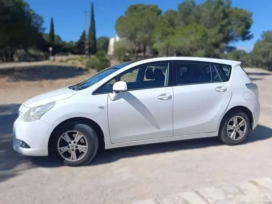 Usado Toyota Verso Active 126 CV (92 kW) 2010 Blanco Monovolumen