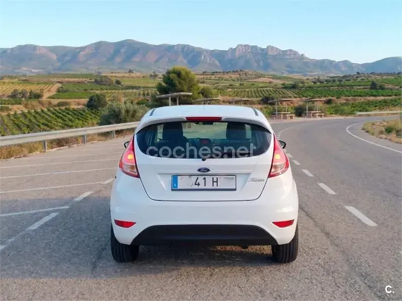 Usado Ford Fiesta Trend 75 CV (55 kW) 2013 Blanco Berlina