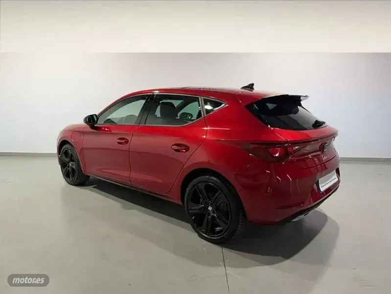 Usado Seat Leon FR 204 CV (150 kW) 2025 Rojo Berlina