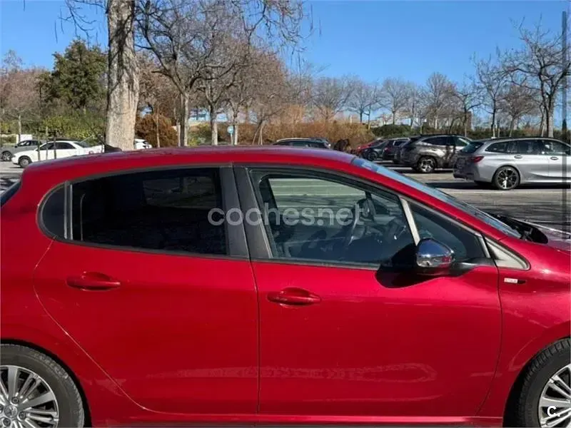 Usado Peugeot 208 Active 100 CV (73 kW) 2016 Rojo Utilitario