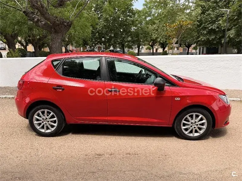 Usado Seat Ibiza Reference 90 CV (66 kW) 2013 Rojo Berlina
